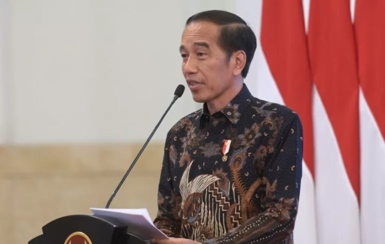 Presiden Republik Indonesia, Joko Widodo, instruksikan Kemenkeu lunasi utang Bulog.