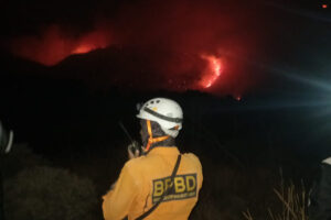 Petugas terus memonitor kebakaran Gunung Papandayan.