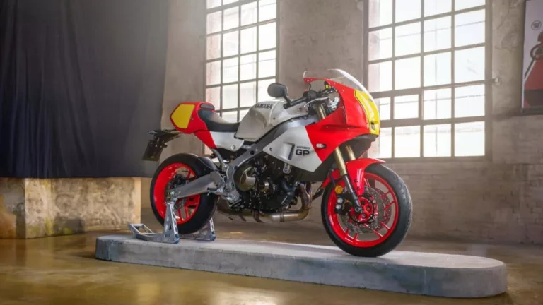 Motor Sport Yamaha XSR900 GP dengan Retro Modern Sporty