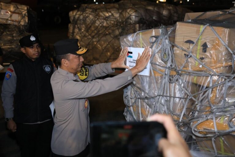 Susul Presiden Jokowi dan Prabowo, Polri Lepas 26,5 Ton Bantuan Kemanusian ke Gaza Palestina