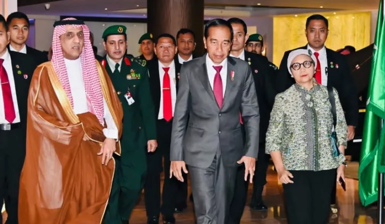 Presiden Jokowi Tiba di Riyadh, Dijadwalkan Hadiri KTT Luar Biasa OKI Bahas Serangan Israel di Gaza