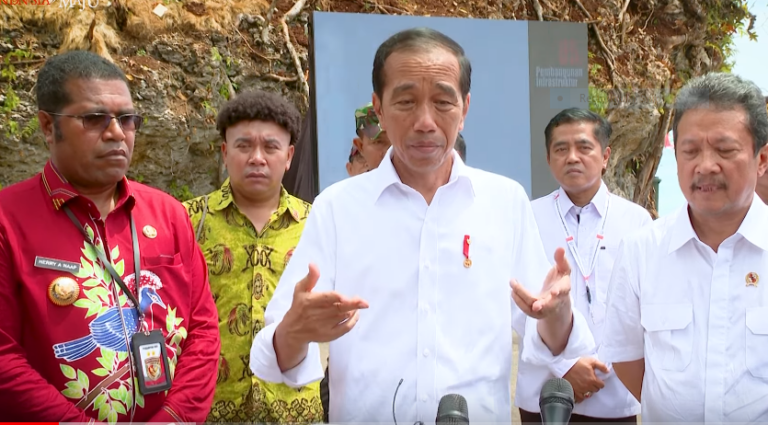 Presiden Jokowi, saat merespons debat tersebut, menyatakan bahwa substansi dan visi dari masing-masing calon tidak terlihat dengan jelas dalam debat tersebut.