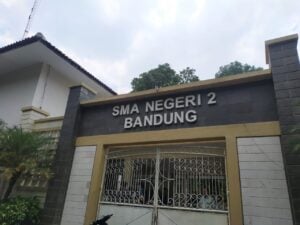 Terpeleset Saat Duduk di Tembok Pembatas, Dua Siswa SMAN 2 Bandung Jatuh dari Lantai Dua