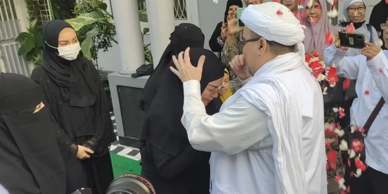 Berikut ini profil dan biodata Istri Habib Rizieq Shihab, Syarifah Fadlun bin Yahya yang setia dampingi sang suami hingga akhir hayat