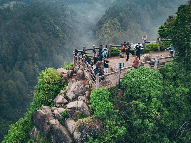 Tebing Keraton Bandung yang Sajikan Pemandangan Cantik: Sejarah, Harga Tiket, Rute