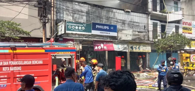 Kebakaran toko elektronik di jalan Banceuy Bandung