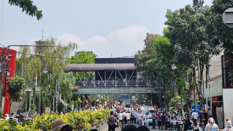 Aksi Solidaritas Bela Palestina, Ribuan Umat Muslim Jawa Barat Tumpah Ruah di Depan Gedung Sate Bandung