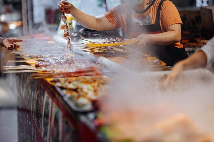 Mitos atau Fakta, Apa Benar Jajan Sembarangan Bisa Sebabkan Diare? Pecinta Street Food Wajib Tahu!