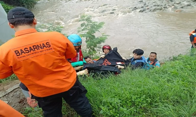 Basarnas evakuasi korban terseret saluran air