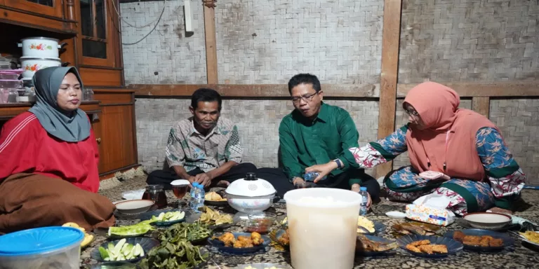 Bupati Bandung dan istri saar Bunga Desa