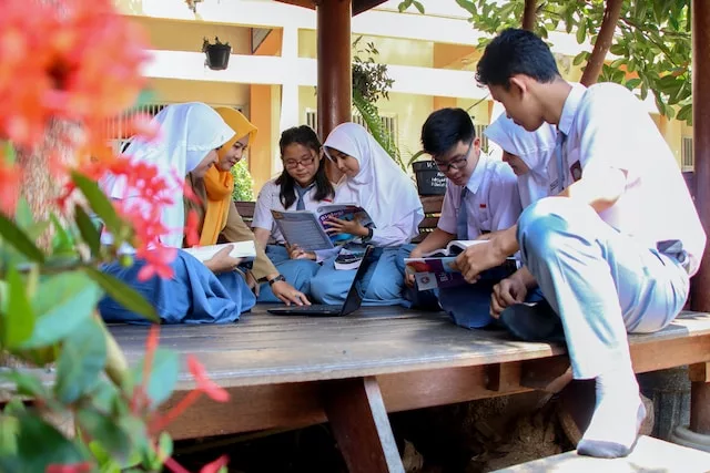 4 Contoh Cerita Liburan Sekolah SD, SMP, SMA Singkat dan Menarik