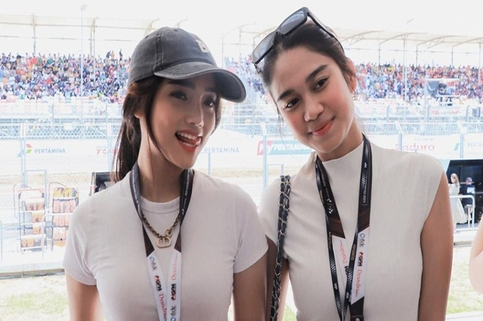 Kompak! Fuji dan Azizah Salsha Kenakan Outfit Serasi Saat Nonton MotoGP di Sirkuit Mandalika