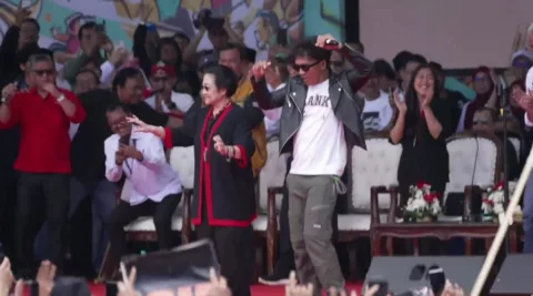 Momen Megawati Joget Bareng Kaka SLANK di ‘Hajatan Rakyat’
