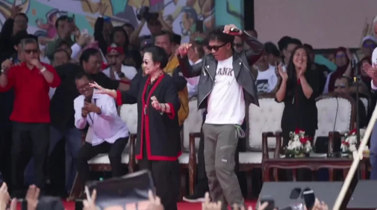 Momen Megawati Joget Bareng Kaka SLANK di ‘Hajatan Rakyat’