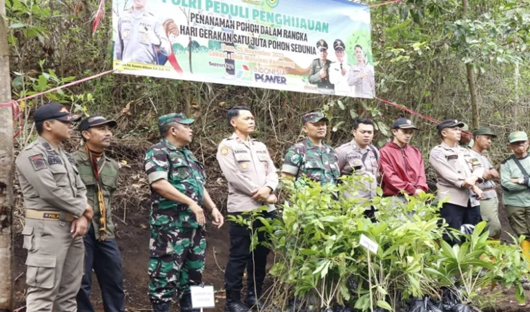 polisi tanam pohon