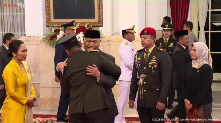 Momen Luhut Binsar Pandjaitan Menangis dan Peluk Erat Maruli Simanjuntak