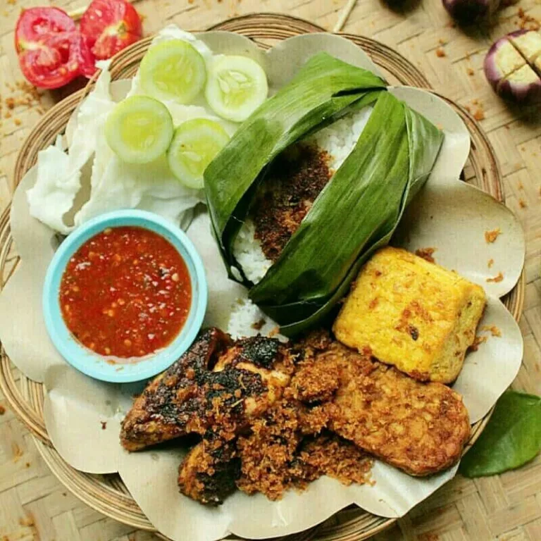 Wajib Coba! 8 Rekomendasi Kuliner Khas Bandung Dijamin Nggak Bakal Nyesel, Juara 1 Nasi Timbel