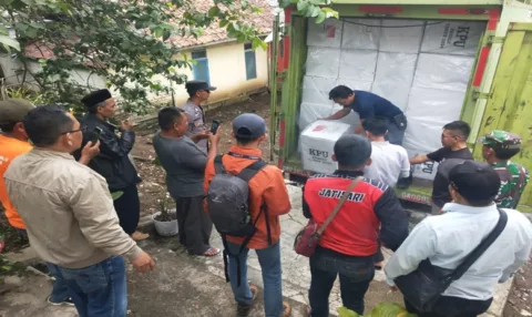 polisi kawal pendistribusian logistik pemilu