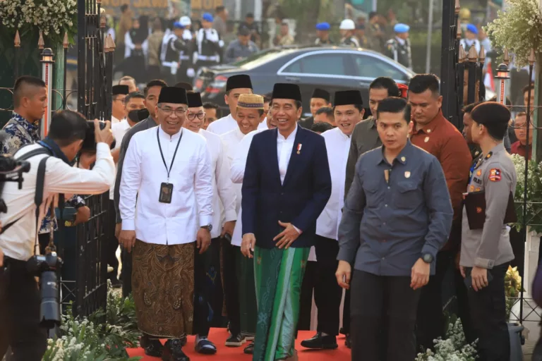 Presiden Jokowi Pimpin Apel Hari Santri Nasional 2023: Pilar Kekuatan dan Pondasi Kekokohan Bangsa