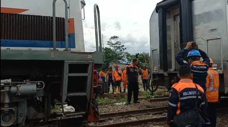 Proses Evakuasi Pramugara KA Turangga Berlangsung Dramatis