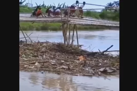 Viral Perjuangan Anak SD di Cilacap Lintasi Jembatan Bambu Miring, Ga Bahaya Tah?