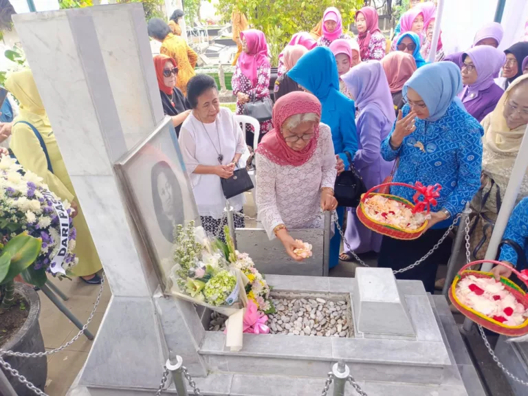 Ziarah makam Raden Dewi Sartika (dokumentasi Imam/Yayasan RDSB)